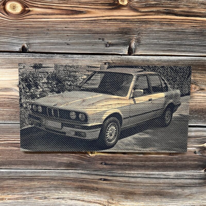 BMW graviert in Holz