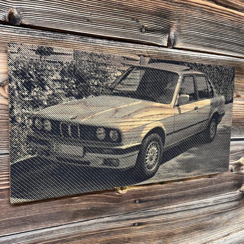 BMW graviert in Holz
